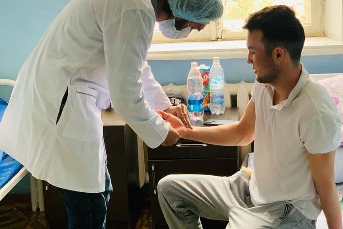 Students of the 2nd and 3rd year of the Higher School of Medicine of ADAM University undergo practical training at the Tokmok Territorial Hospital.