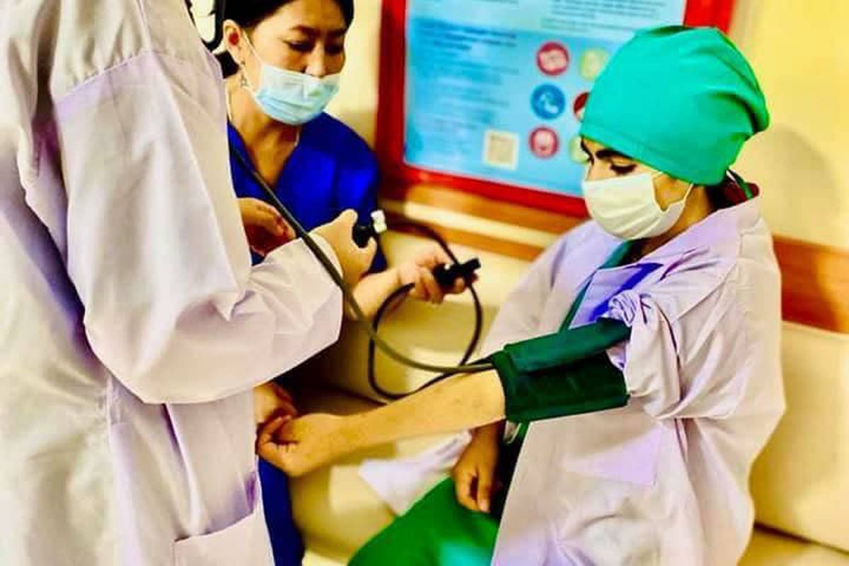 Students of the ADAM University School of Medicine have an internship as a "Nurse's Assistant" in the Tokmok territorial hospital.