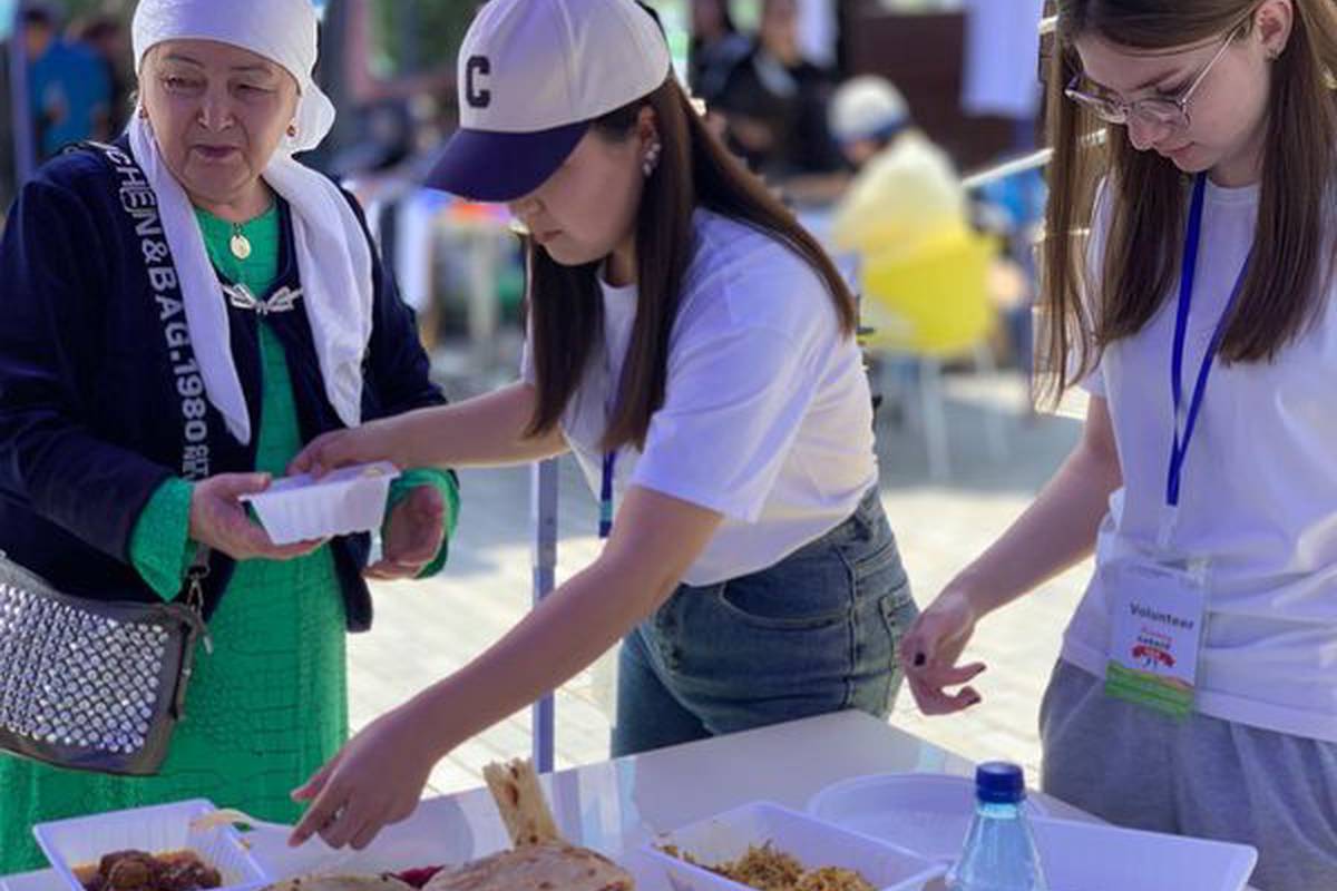 The Student Government of foreign and local students of Adam University took part in the fair organized by the international charity organization "Good neighbors"
